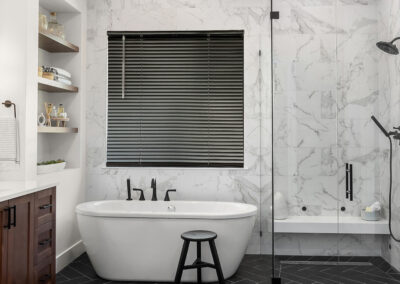Beautiful,Bathroom,In,Luxury,Home,With,Double,Vanity,,Bathtub,,And